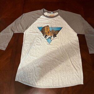 Akinz Mens XL Raglanl Graphic Tee With Mountain Fort Collins  Crew neckline
